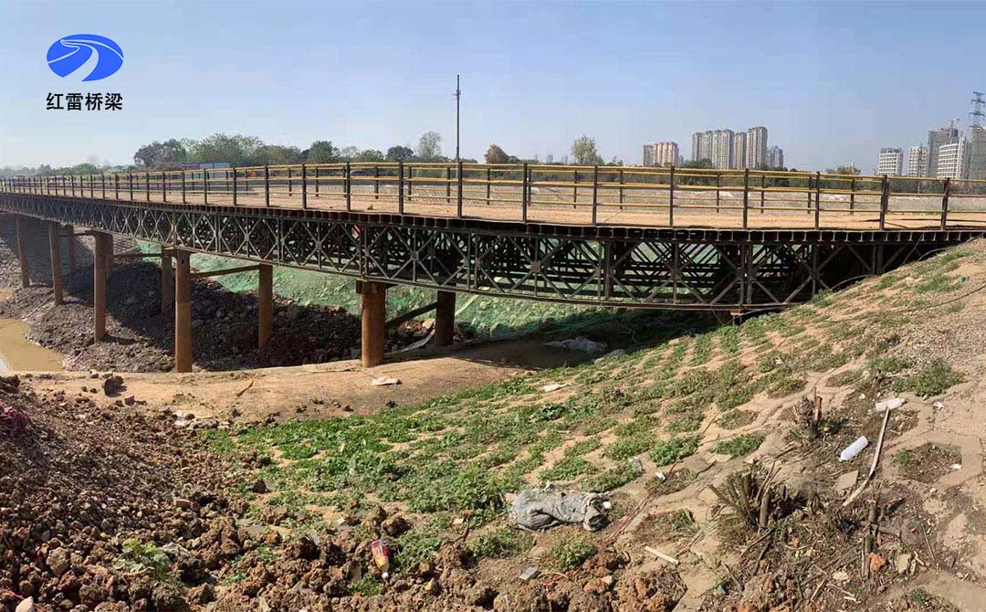 1678347091694489.jpg 七里湖二場(chǎng)框架橋處跨新開(kāi)河鋼便橋施工1.jpg